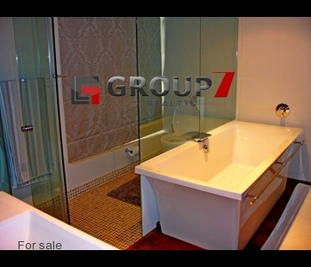 Master en-suite with tub and shower